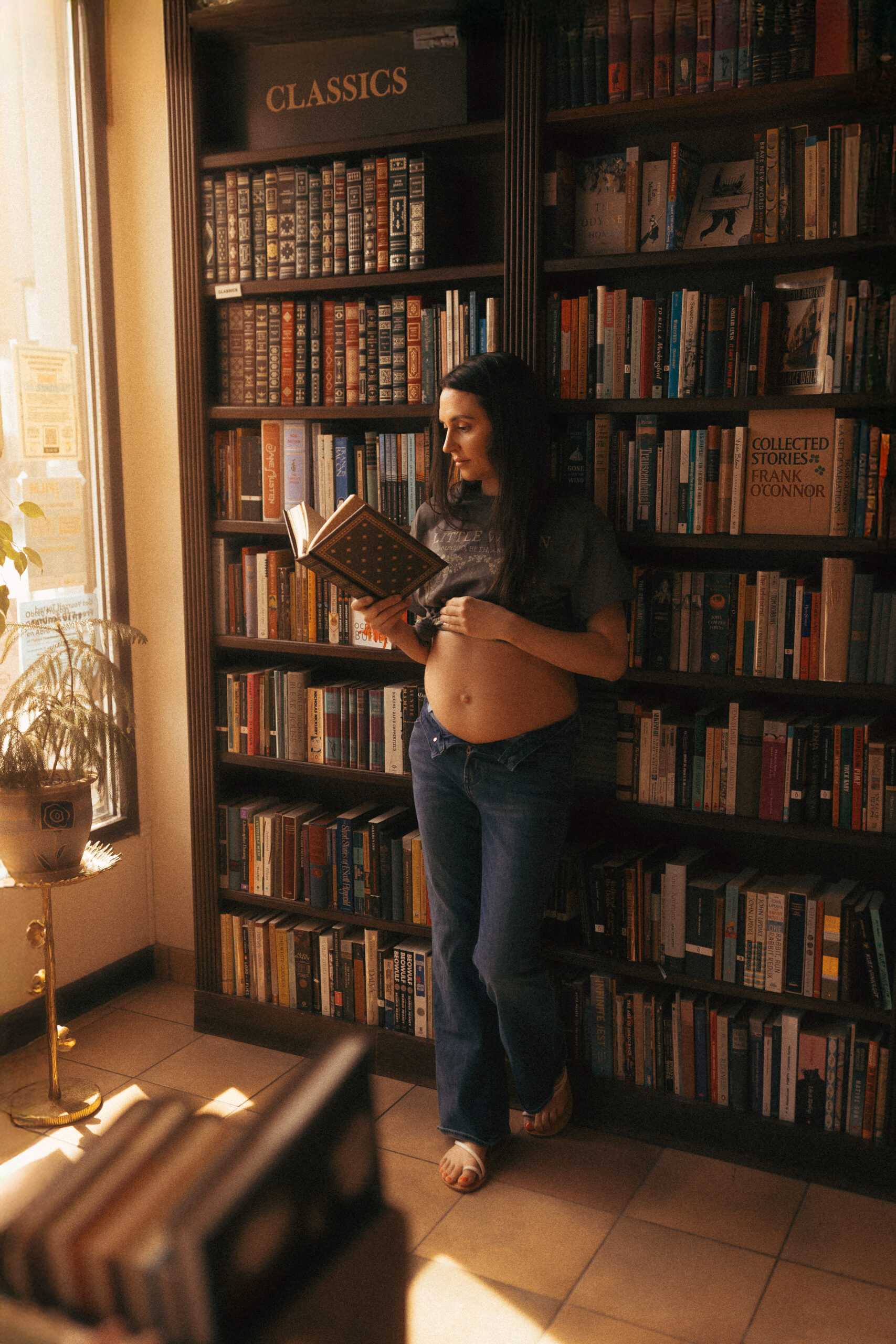 Looking for a Green Bay photographer who captures authentic, creative maternity sessions? See this cozy bookstore session at Lion’s Mouth and discover the magic of meaningful locations.